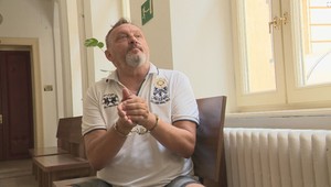 VIDEO: Rozruch na Krajskom súde. Pojednávanie s dezinformátorom museli prerušiť