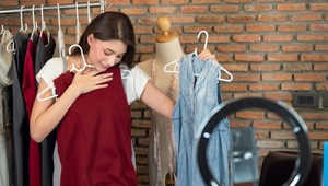 Chýbala jej modelka na predaj oblečenia, využila manžela: Z toho puknete od smiechu