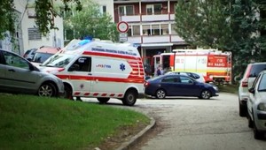 Karola vyniesli hasiči z horiaceho bytu, má popálenú polovicu tela