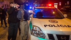 Z protestu nepokoje. Bratislavská polícia vo veľkom zatýkala