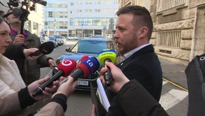 VIDEO: Kotlár priniesol znalecký posudok na Generálnu prokuratúru. Demokrati ho tam čakali s kukuricou