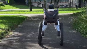 Autonómny dvojkolesový strážny robot: Dokáže vyjsť aj po schodoch