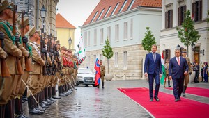 Premiér prvýkrát oficiálne zavítal do Maďarska. Reč bola aj o školách