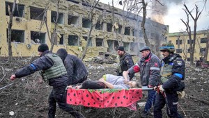 Tehotná žena, ktorú zachránili na nosidlách z pôrodnice v Mariupole zomrela