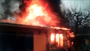 Manželia boli práve v kostole, keď im sused zavolal, že mu horí prístavba pri ich dome