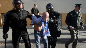 Po zápase osem zranených policajtov