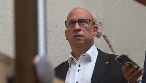 Fico odmietol Rážovú demisiu, tak jeho odvolanie navrhla opozícia. Hlasovanie prebehne v pondelok