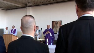 Žiadna slávnostná večera, róby dievčat, ani tanec s rodičmi. Aj napriek tomu si maturanti za mrežami užili stužkovú