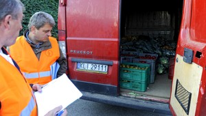 Potraviny pod drobnohľadom. Kontrolóri si posvietili na kamióny