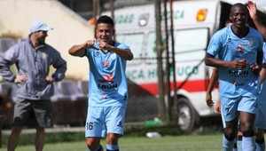 Zázrak z krajiny Inkov! Nádherný gólový kop zo 60 metrov pod brvno!