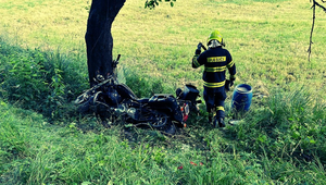 Motocyklista zišiel z cesty a narazil do stromu. Nehoda skončila fatálne