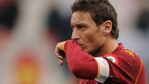 Totti sa po zranení vrátil hetrikom, Hamšíkov Neapol bezgólovo