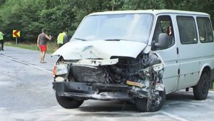 Pri zrážke troch áut pri Banskej Belej sa zranilo 5 ľudí, vrátane dievčatka (7)