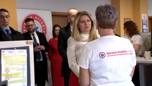 Sú povolania, ktorých sa sviatočné voľno netýka. Do nemocníc zavítali Čaputová aj Pellegrini