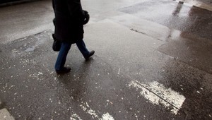 Opitý prebehoval cez cestu, zrazila ho dodávka