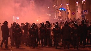 Dôsledky rozzúrenej Gorily? Štyria zranení policajti, siedmi zatknutí...