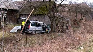 Vojaci obiehali auto, skončili mimo cesty