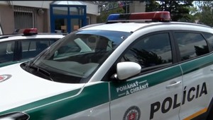 Pokus o podpálenie policajných áut za bieleho dňa: Vyšetrovateľ obvinil 45-ročného Mareka