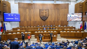 Technika zlyhala, poslanci čakali. Parlamentnú schôdzu museli prerušiť