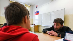 Čierny deň pre učiteľov. Oblečením vyjadrili smútok nad krivdami