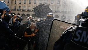 Francúzske protesty prerástli do násilia. Horia barikády aj školy, 15-ročný chlapec prišiel o ruku
