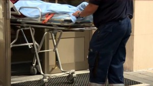 Razia v dome opatrovateľských služieb. Policajti brali klientom krv