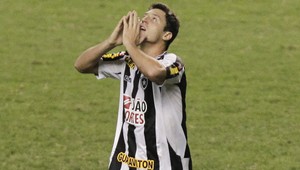 Brankár nemal šancu. Gólová delikatesa zo 60 metrov!