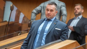 NAKA hľadala šéfa SIS, obvinené sú dôležité mená bezpečnostných zložiek