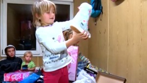 Osem detí s rodičmi sa tlačí v malej unimobunke. Darované Vianoce im spríjemnili vianočný čas