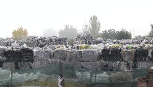 Množstvo odpadu vyvolalo podozrenie na znečisťovanie životného prostredia. Polícia kontrolovala uskladnený tovar