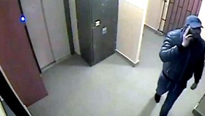 Kamera zachytila muža, ktorý obral o tisíce eur dôchodkyňu