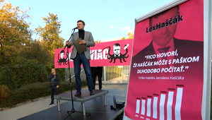 Gorila opäť ožíva aj v uliciach. Pred domom Haščáka sa zhromaždil dav demonštrantov