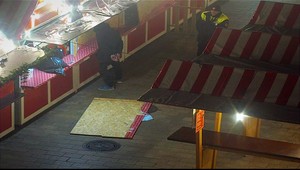 Muž sa vlámal do stánku na vianočných trhoch