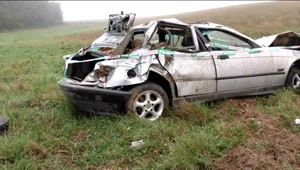 Opitý vodič autom narazil do odtokového kanála a niekoľkokrát sa prevrátil