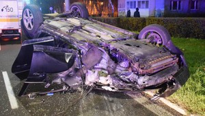 Zdemolované auto skončilo na streche: Vodič nafúkal 2,75 promile