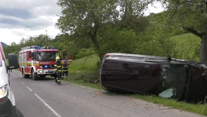 Prešiel 50 metrov od domu a nabúral. Druhé auto skončilo na streche