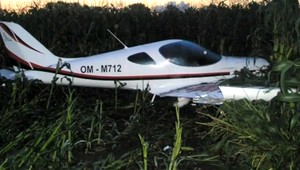 Pri Nových Zámkoch núdzovo pristálo lietadlo