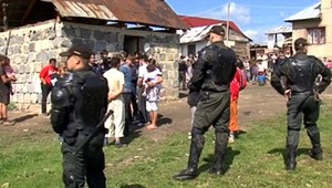 Osadníci revali, plakali, vyhrážali sa. Búrali im domy...