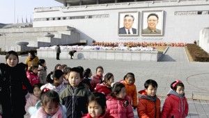 VIDEO. Prvé výročie smrti Kim Čong-ila? 3-minútová poklona a sirény