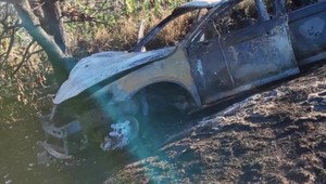 Po naháňačke museli policajti vyťahovať migrantov z horiaceho auta