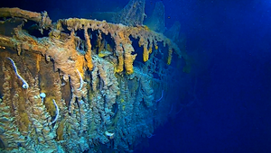 Prvý ponor k Titanicu za posledných 15 rokov. Niektoré časti sa strácajú v hlbinách