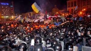 Policajti prenikli v Kyjeve na námestie, demonštranti sa bránia