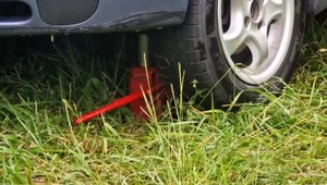 Muž si opravoval výfuk, spod auta už nevyšiel. Zosunulo sa zo zdviháka