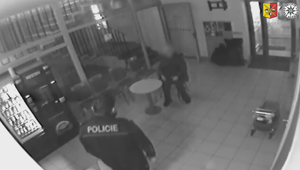 Seniorka priniesla na policajnú stanicu protitankovú strelu. Nasledovala evakuácia