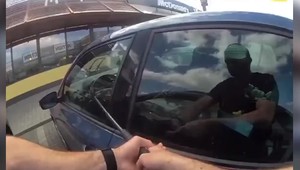 Policajti v Martine vyslobodili 10-mesačné bábätko zo zamknutého auta