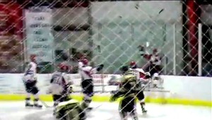 VIDEO. To je frajer! Dal gól, preletel plexisklom a zmizol...