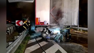 Vletel pod náves kamióna: V aute uhorel 30-ročný muž