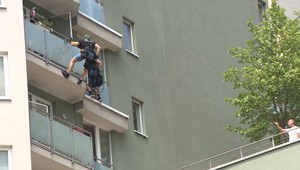 Dramatická akcia v Petržalke: Mladé dievča chcelo skočiť z okna