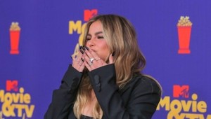 Zatienila všetky celebrity: Mladučká speváčka sa predviedla na červenom koberci takmer nahá