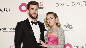 Miley Cyrus a Liam Hemsworth sú svoji! Pozrite sa na tie svadobné šaty!